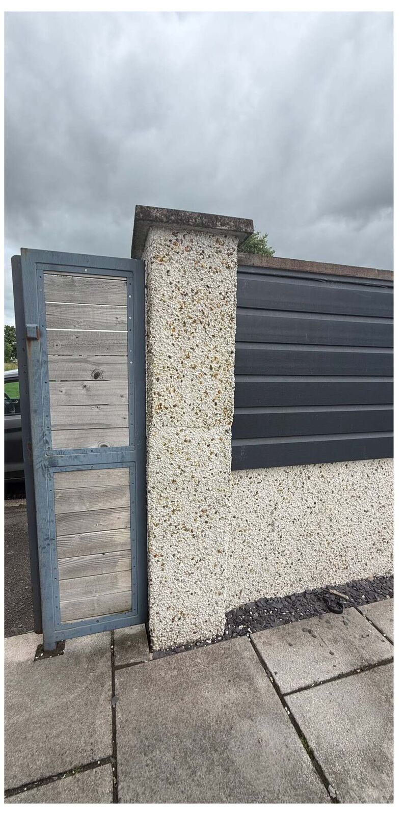The same gate pillar uniformly clean